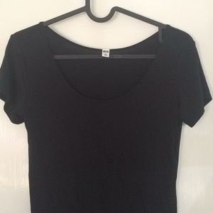 UNIQLO scoop neck sport tee